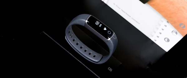 充电一小时续航一个月 乐心Ziva手环评测