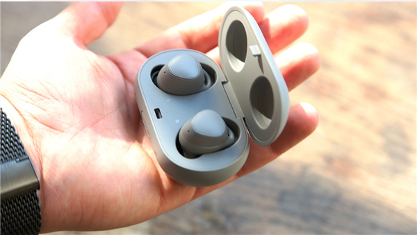 三星推出全新Gear IconX无线耳机 改写运动中的聆听感受