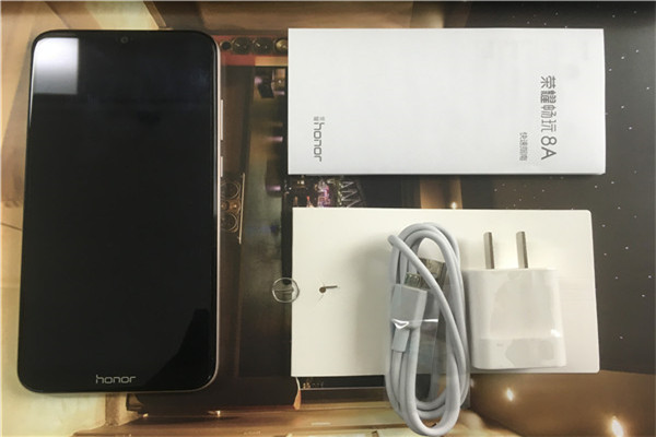 荣耀畅玩8a开箱图赏